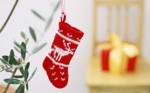 stocking hanging on tree gq161 350a