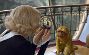 Nicole Kidman with her daemon the golden Monkey