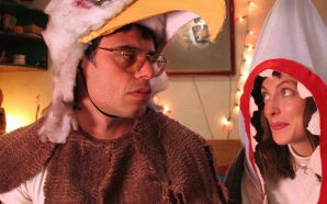 Jemaine Clement as JARROD (left) and Loren Horsley as LILY (right) in EAGLE VS. SHARK