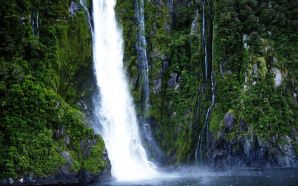 Waterfalls Free Wallpaper - Millford Sound Falls