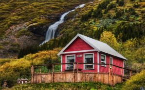 Free Waterfalls Wallpaper - Little House