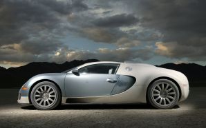 Bugatti Veyron 2005 one side
