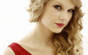 Taylor Swift red lipstick