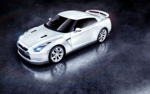 White Nissan GTR